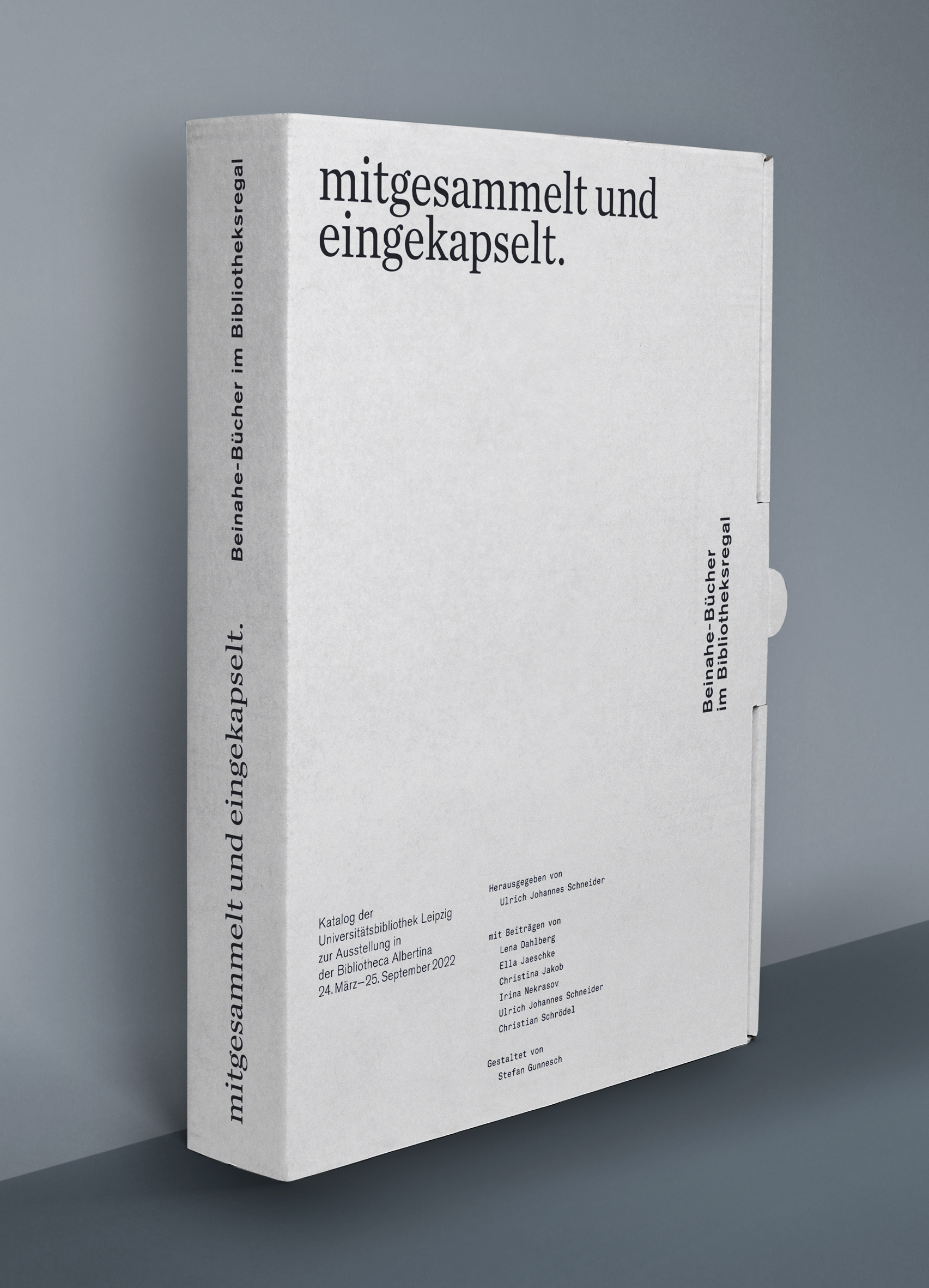 Katalogcover „mitgesammelt und eingekapselt. Beinahe-Bücher im Bibliotheksregal“