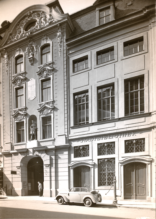 Fig. 2 – The entrance of the Leipzig City Library. Photo from 1930