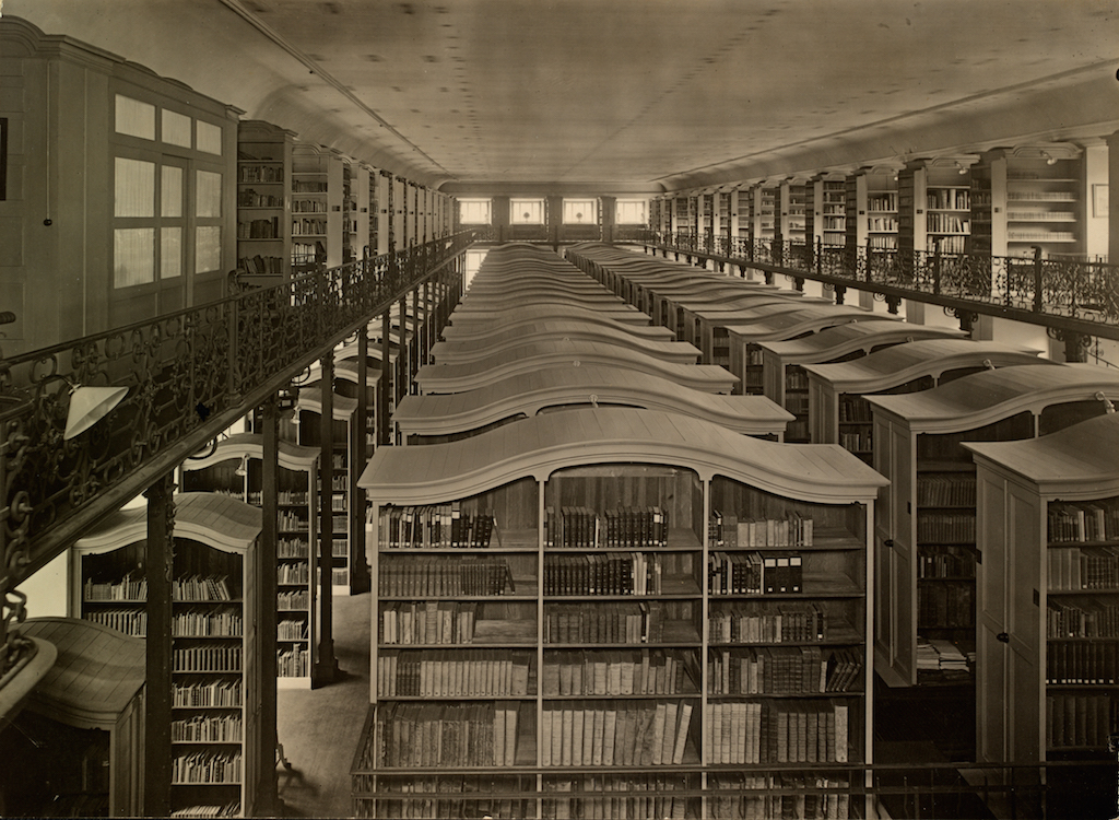 Fig. 3 – Library hall of the Leipzig City Library. Photo from 1930