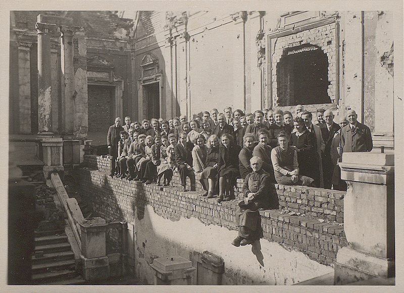 Abb. 12 – Mitarbeiterversammlung 1947 im zerstörten Treppenhaus