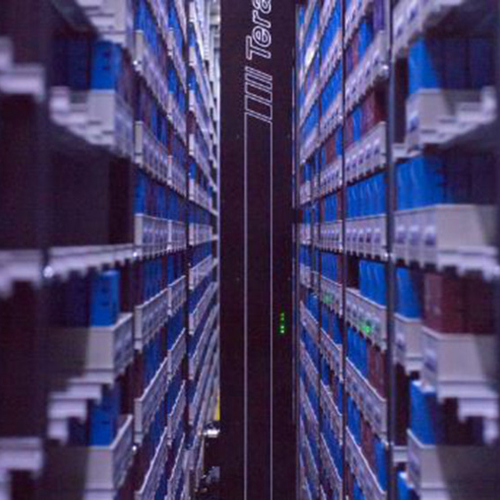 Vier Millionen Metadaten und die dazugehörigen Sendungsfiles enthält aktuell die Bandrobotik des ZDF-Archivs mit 60 Petabyte Speicherkapazität  (Foto: ZDF/Ulrike Lenz). 