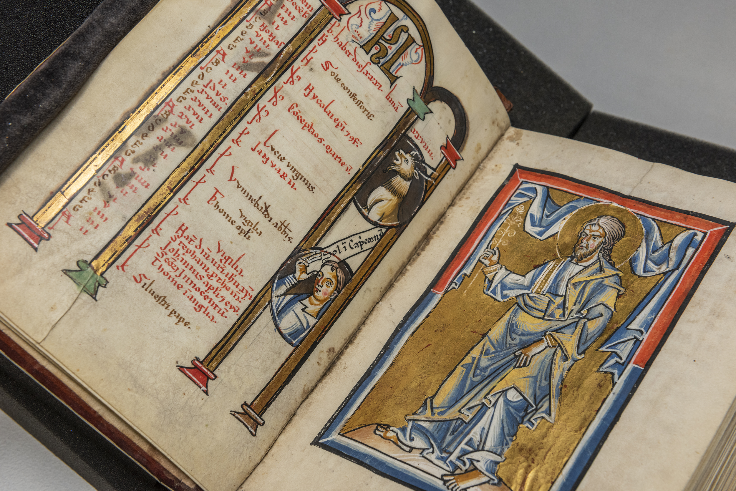 St. Marienthaler Psalter, Kalenderseite Dezember und Darstellung Aarons (SLUB Dresden, St. Marienthal, F5/31, Bl. 6v/7r)