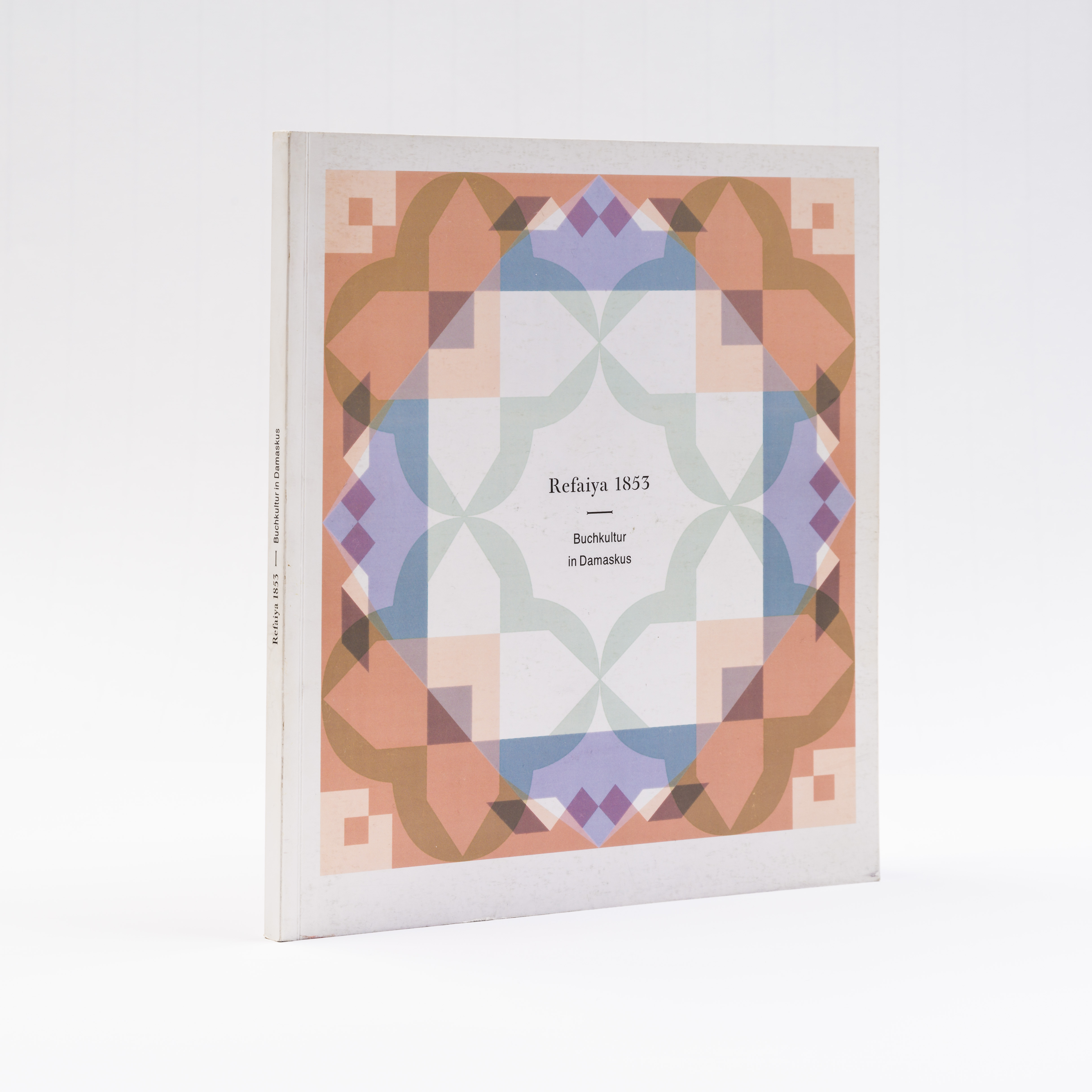 Das Katalogcover zeigt arabische Ornamentik