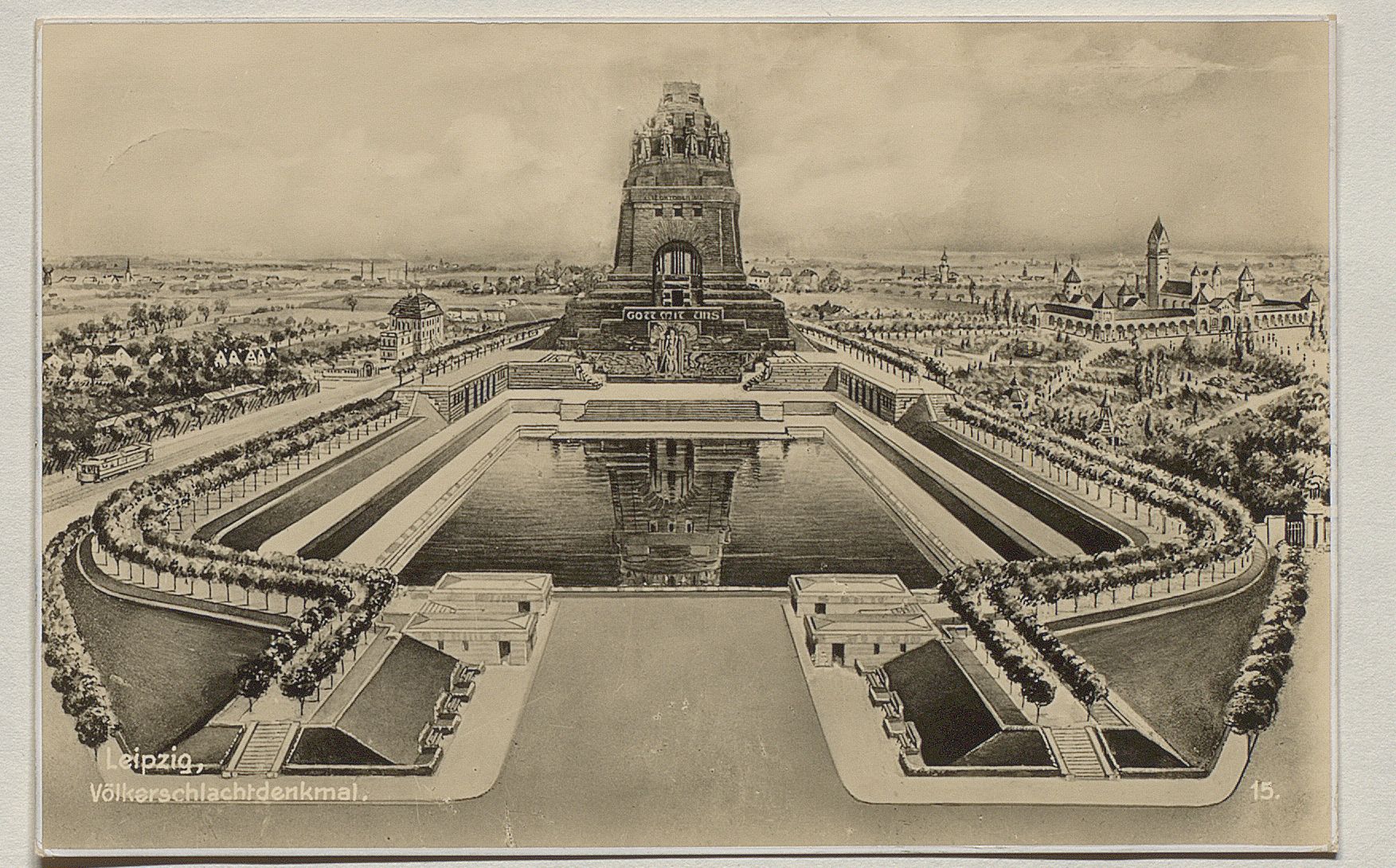 Postkarte mit der Darstellung des Völkerschlachtdenkmals und des davor befindlichen, von einer Baumallee umstandenen Wasserbeckens, im Hintergrund rechts der Südfriedhof sowie eine ländliche Umgebung