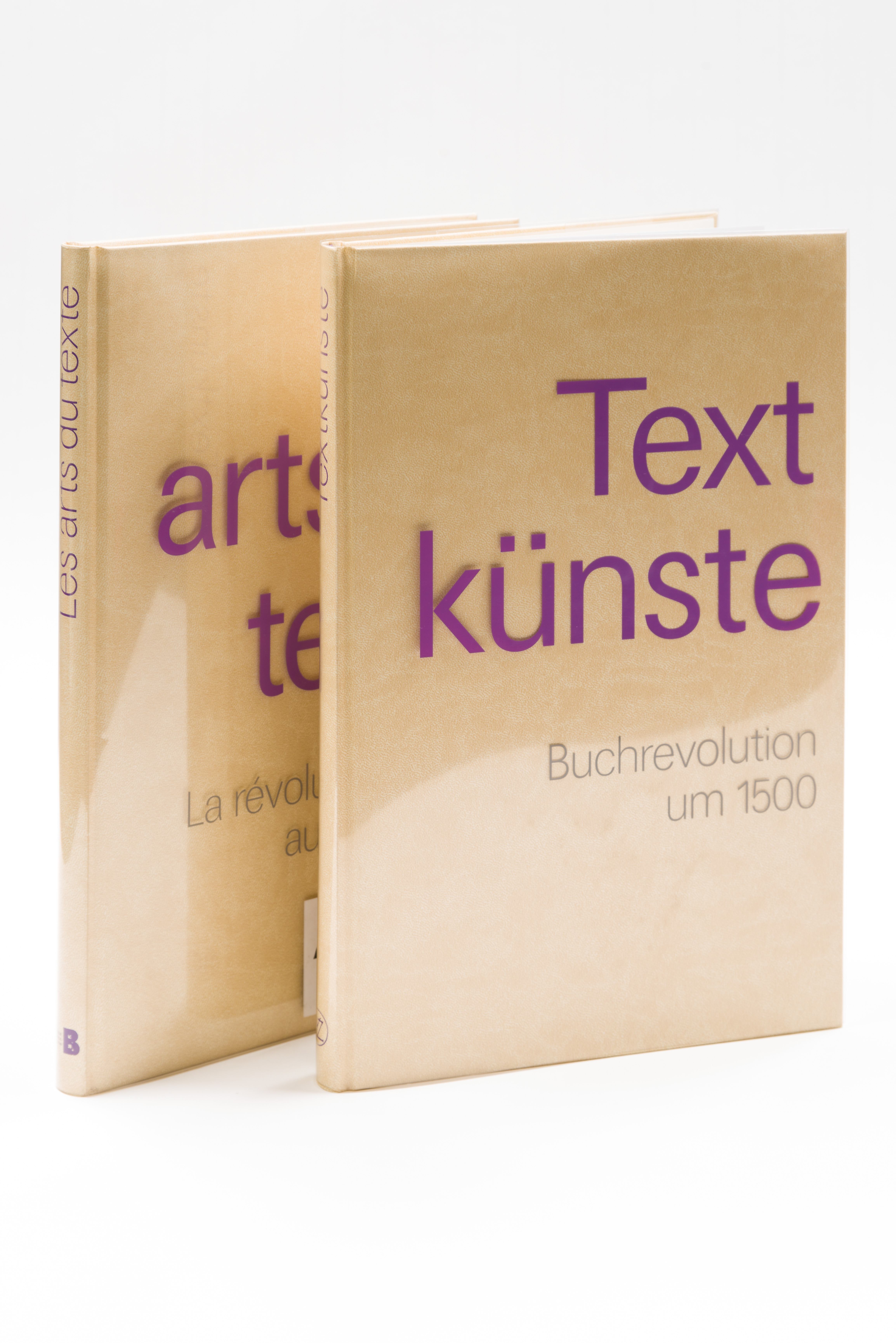 Das Katalogcover zeigt den lilafarbenen Titelschriftzug auf papierfarbenen Hintergrund 