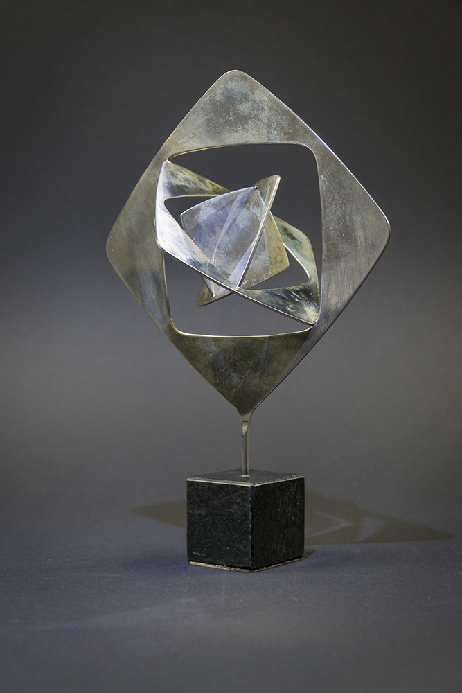 Trophäe des Adolf-Grimme-Preises, spiegelndes, metallisches Material