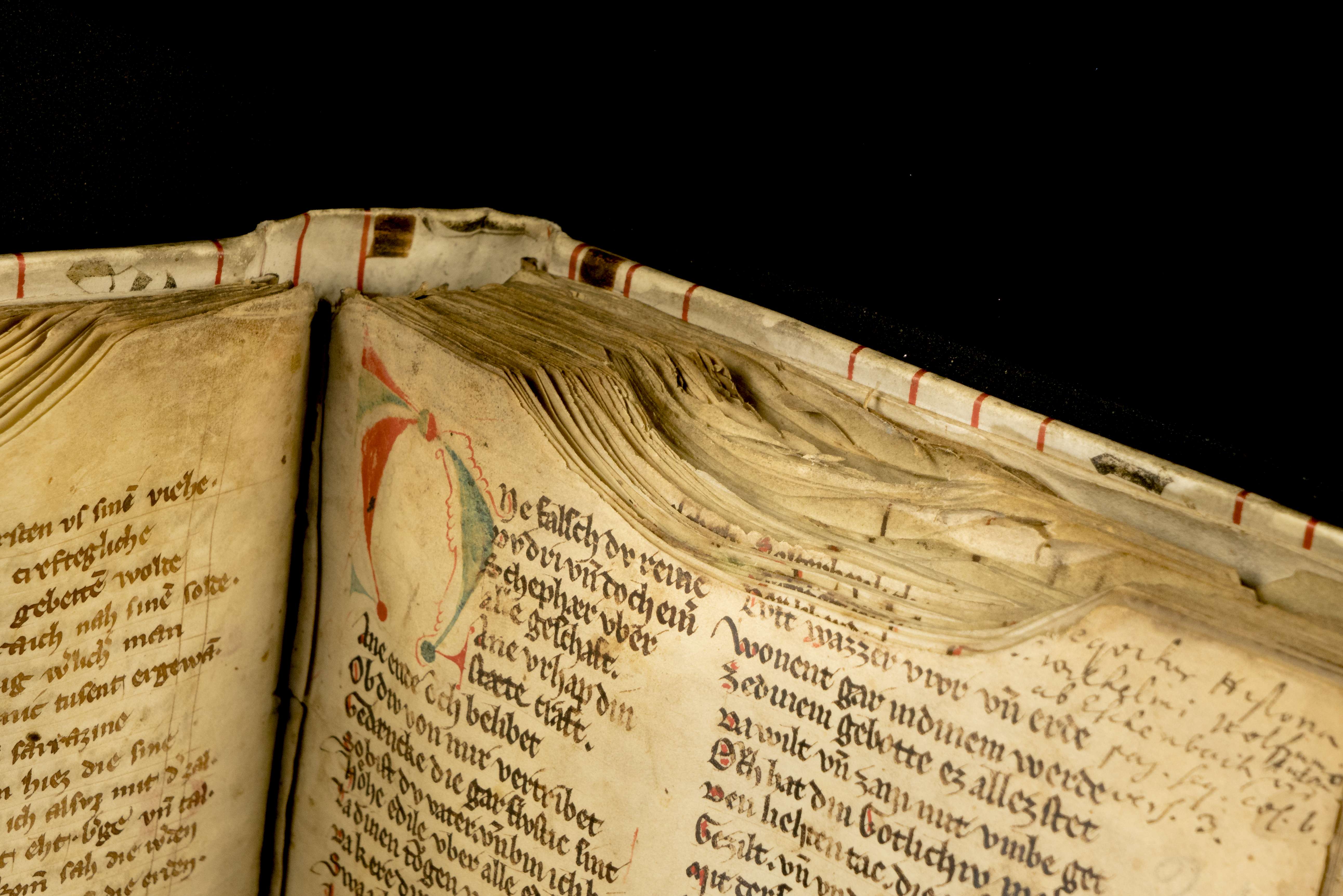 Ausgeschnittener Brandschaden auf dem oberen Rand ausgeschnittener Brandschaden am oberen Rand einer Handschrift