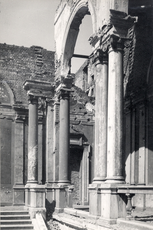 Kriegszerstörtes Treppenhaus der Bibliotheca Albertina 1945