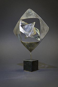 Trophäe des Adolf-Grimme-Preises, spiegelndes, metallisches Material